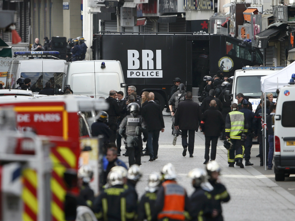 Cảnh sát tại hiện trường vụ đột kích Saint Denis, ngoại ô Paris ngày 18.11 - Ảnh: Reuters