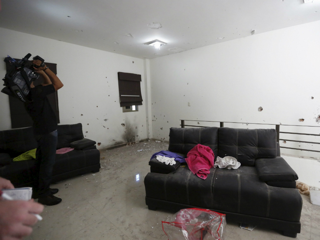 Khung cảnh loang lổ bên trong ngôi nhà diễn ra cuộc đột kích - Ảnh: Reuters