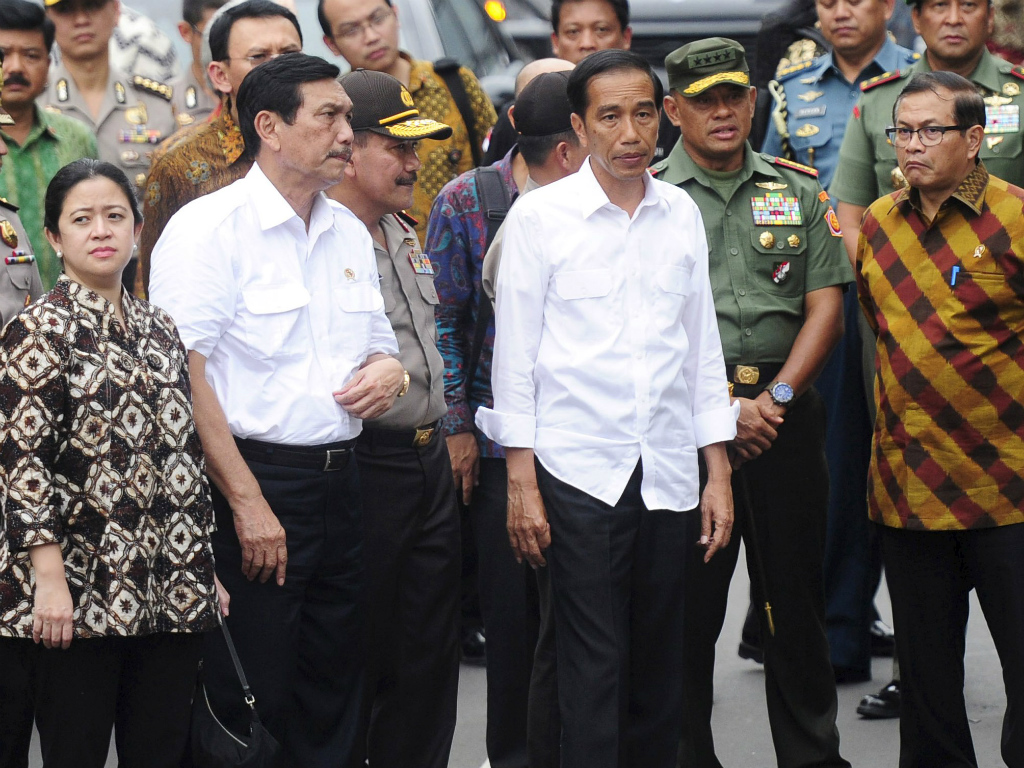 Tổng thống Indonesia, ông Joko Widodo (áo trắng, phải) xuống tận hiện trường vụ nổ ở Jakarta - Ảnh: Reuters