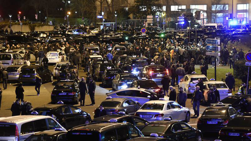 Nhiều tài xế thức cả đêm chặn các cửa ngõ sân bay tại Paris - Ảnh: AFP