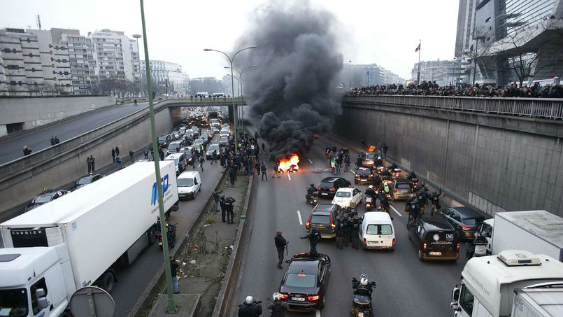 Tuyến giao thông về thủ đô Paris bị chặn đứng - Ảnh: AFP