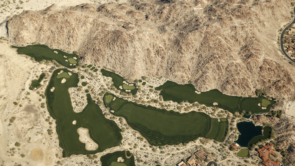 Sân golf tại Palm Springs nhìn từ chuyên cơ Không lực 1 của Tổng thống Mỹ - Ảnh: Reuters