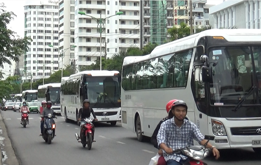 ùn tắc giao thông;Nha Trang; cấm xe;đậu xe dưới lòng đường