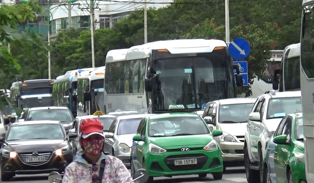 ùn tắc giao thông;Nha Trang; cấm xe;đậu xe dưới lòng đường