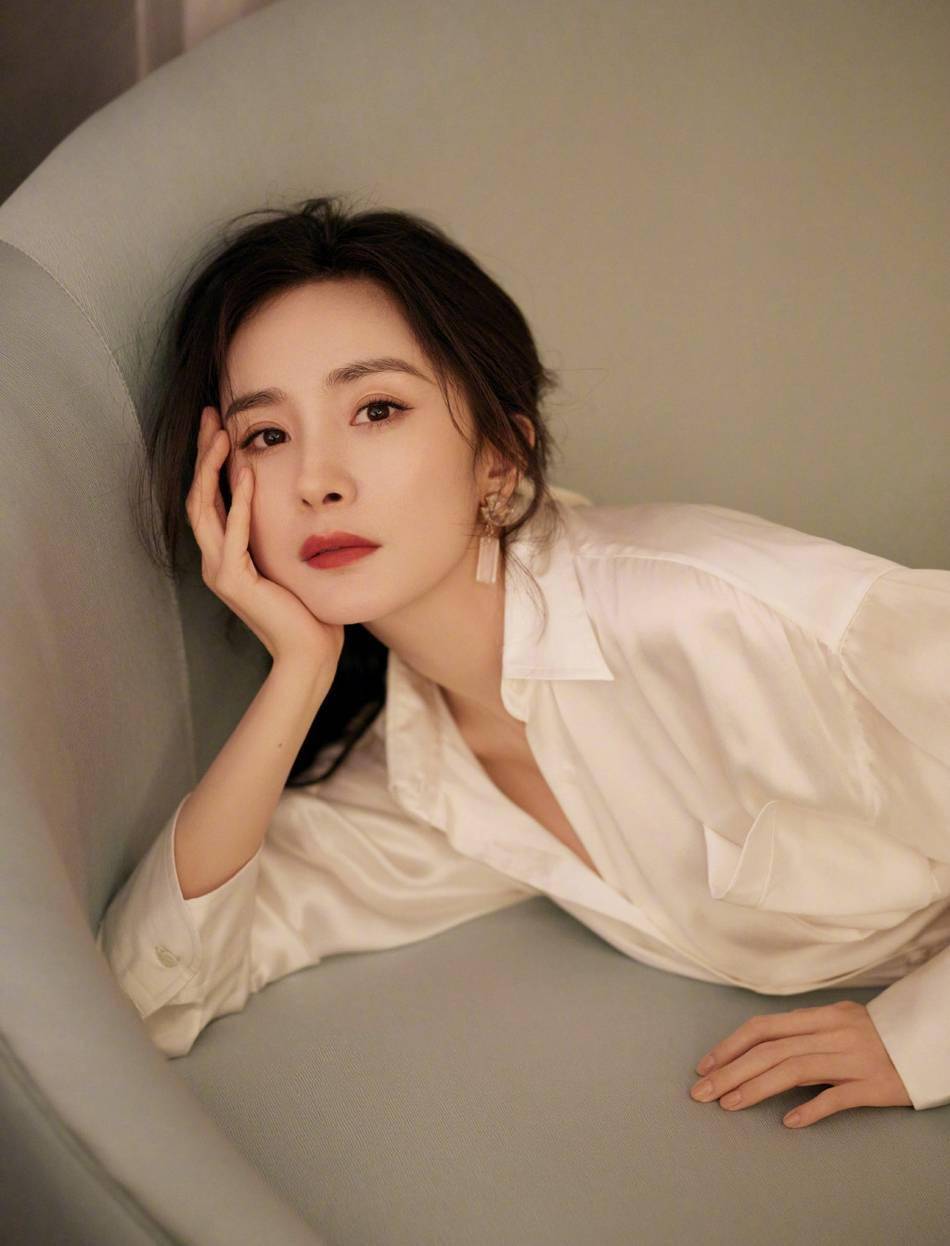 Không xuống dốc như Dương Mịch, Nhiệt Ba duy trì phong độ mặc đẹp, liên tục  khiến netizen dậy sóng vì style thảm đỏ như công chúa