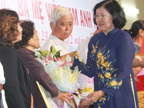Chủ tịch UBND tỉnh Tây Ninh trao tặng danh hiệu Bà mẹ Việt Nam anh hùng cho đại diện thân nhân các gia đình có mẹ được nhận danh hiệu