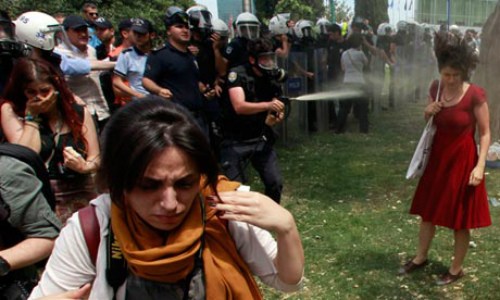 Cảnh sát Thổ Nhĩ Kỳ xịt hơi cay vào những người phụ nữ nước này