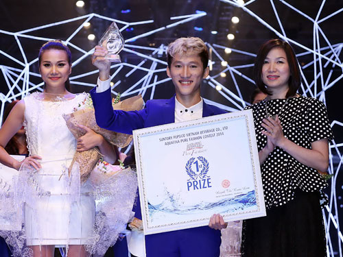 Thí sinh Nguyễn Quốc Hiệp giành ngôi vị quán quân trong đêm chung kết Aquafina Pure Fashion 2014 
