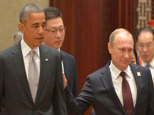 Tổng thống Nga Vladimir Putin chạm vai người đồng cấp Barack Obama ngay khi đến dự Hội nghị APEC tại Bắc Kinh hôm 11.11
