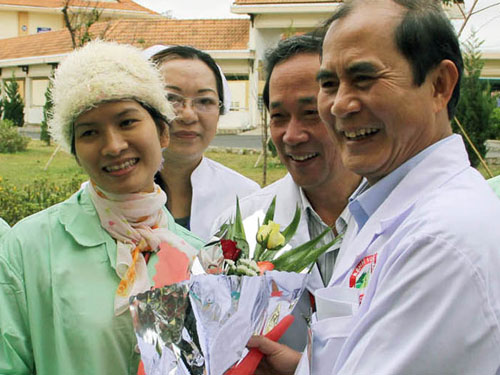 Chị Ngọc Cảm ơn bác sĩ Nguyễn Bá Hy, Giám đốc Bệnh viện Đa khoa Lâm Đồng