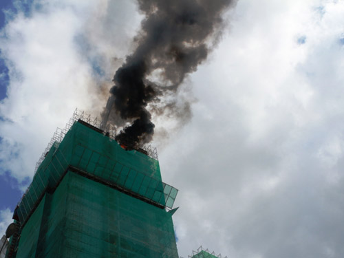 Cột khói bốc cao hàng chục mét tại tầng 24 tòa nhà 