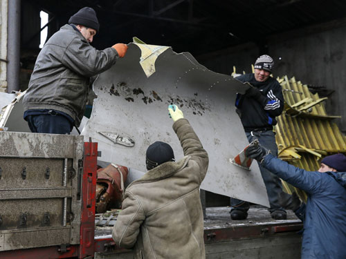 Thu gom mảnh vỡ máy bay tại Donetsk, miền đông Ukraine
