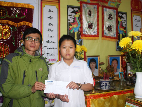 PV Báo Thanh Niên trao tiền của bạn đọc hỗ trợ em Nguyễn Thị Anh Ngọc 