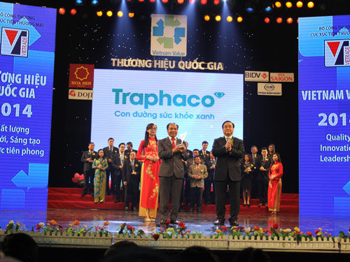 Ông Trần Túc Mã - Tổng giám đốc Traphaco vinh dự nhận biểu trưng 'Thương hiệu quốc gia 2014'