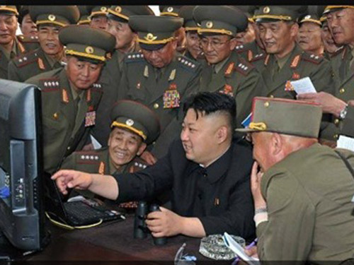 Chủ tịch Kim Jong-un sử dụng máy tính