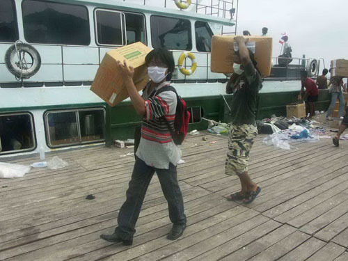 Tác giả (trái) tại đảo Phi Phi những ngày sóng thần vừa quét qua	