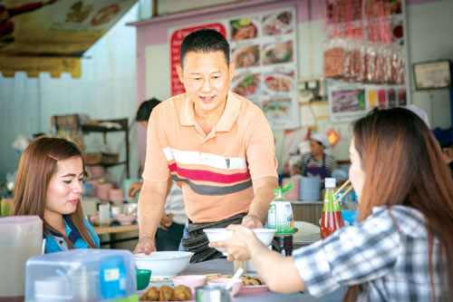 Anh Vắt tự tay chế biến và phục vụ những món đậm chất Việt cho thực khách Thái