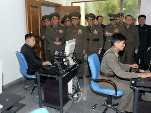 Lãnh đạo Triều Tiên Kim Jong-un ngồi trước máy tính