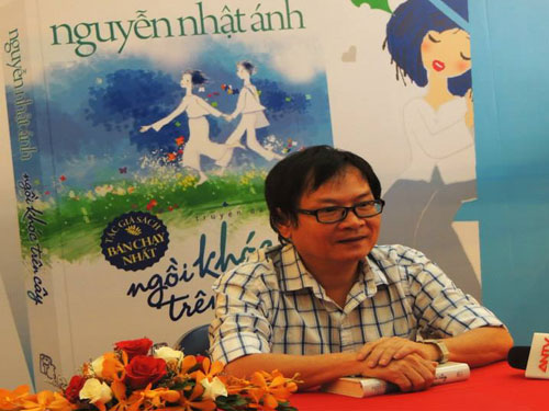 Nhà văn Nguyễn Nhật Ánh tặng chữ ký cho bạn đọc trong ngày ra mắt tác phẩm Ngồi khóc trên cây