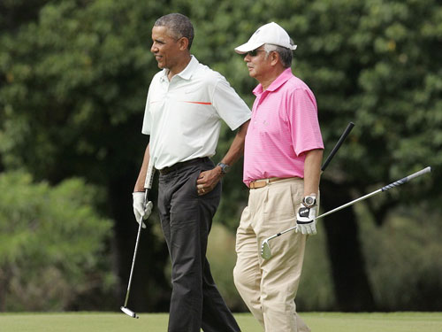 Ông Obama và ông Najib Razak (phải) chơi golf tại Hawaii 