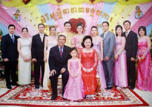Ảnh chụp gia đình Thủ tướng Hunsen trong ngày cưới của con ông – Ành chụp màn hình