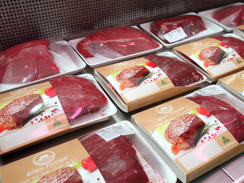 Thịt bò ngoại tràn ngập thị trường - Ảnh: Diệp Đức Minh