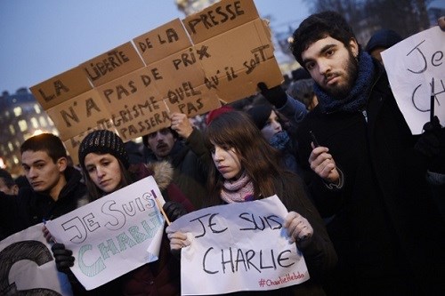Người biểu tình với dòng chữ Je Suis Charlie (Tôi là Charlie) - Ảnh: AFP