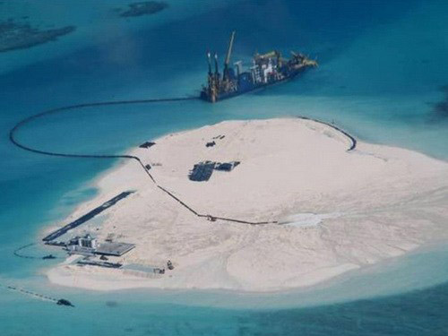 Tàu Trung Quốc đang tiến hành xây dựng trên một bãi đá ngầm thuộc quần đảo Trường Sa của Việt Nam - Ảnh: Reuters‬‬‬