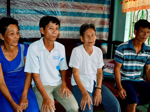 Ông Phạm Văn Lé (thứ 2 từ trái sang) - một trong 3 người bị bắt oan trong vụ án giết người P.Vĩnh Phước (TX.Vĩnh Châu) đoàn tụ với gia đình - Ảnh: Trần Thanh Phong