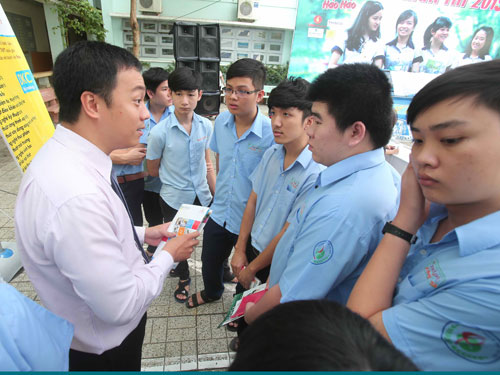 Đại diện một trường ĐH ngoài công lập tư vấn cho học sinh THPT tại TP.HCM - Ảnh: Đào Ngọc Thạch