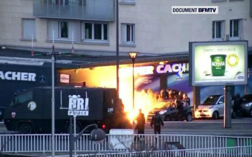 Đặc nhiệm Pháp giải cứu con tin tại cửa hàng tạp hóa ở Port de Vincenne, phía đông Paris - Ảnh: Reuters