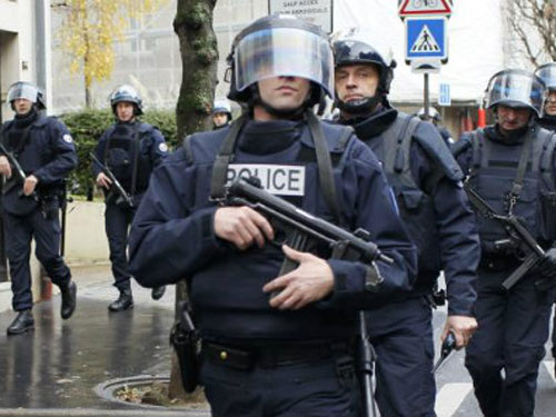 Cảnh sát Pháp tại hiện trường vụ khống chế con tin ở Port de Vincenne, phía đông Paris - Ảnh: Reuters