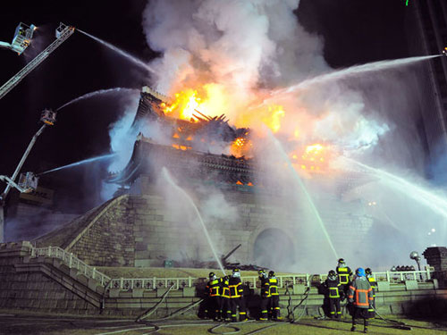 Lính cứu hỏa khống chế một đám cháy ở Hàn Quốc - Ảnh: AFP