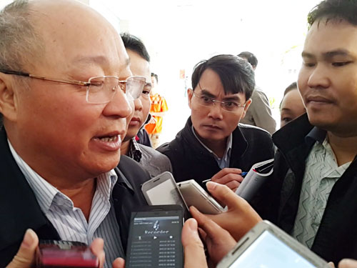 Ông Nguyễn Quốc Triệu sau buổi hội chẩn đã trả lời phỏng vấn của các báo chí - Ảnh: Diệu Hiền
