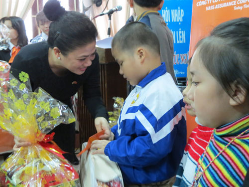 Bà Đỗ Thị Kim Liên, Tổng lãnh sự danh dự Nam Phi tại TP.HCM trao quà “mừng tuổi” cho các em học sinh khiếm thị tại Thừa Thiên- Huế - Ảnh: Bùi Ngọc Long