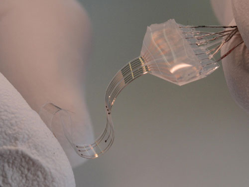 Thiết bị cấy ghép làm bằng silicon và vàng cán mỏng - Ảnh: AFP