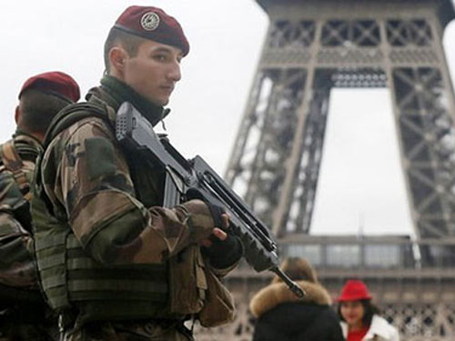 Pháp sẽ huy động 10.000 lính để thắt chặt tình hình an ninh - Ảnh: Reuters