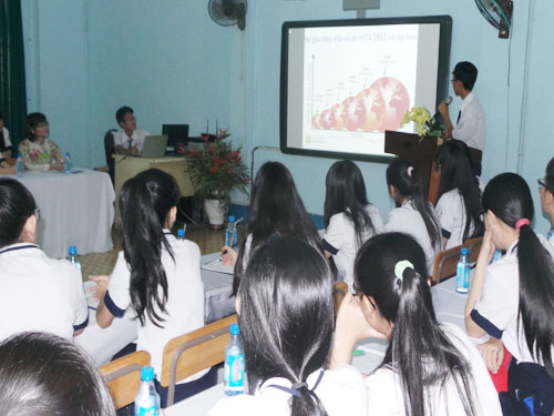 Học sinh tham gia một giờ học tích hợp theo đề án tại Trường THPT Trần Khai Nguyên (TP.HCM) - Ảnh: Minh Luân