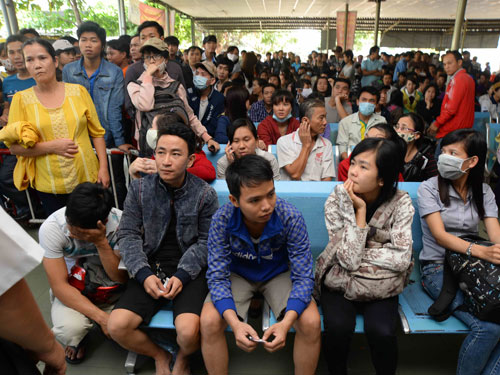 Chen lấn để mua được tấm vé xe tết sáng 12.1 tại Bến xe Miền Đông - Ảnh: Diệp Đức Minh