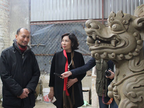 Thứ trưởng Đặng Thị Bích Liên đi thăm xưởng chế tác của nhà điêu khắc Văn Vũ - nơi đang phục chế mẫu linh vật cổ - Ảnh: Thu Trà
