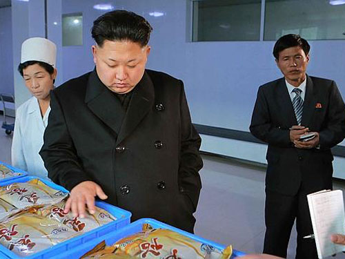 Nhà lãnh đạo Kim Jong-un thăm một xí nghiệp thực phẩm - Ảnh: AFP