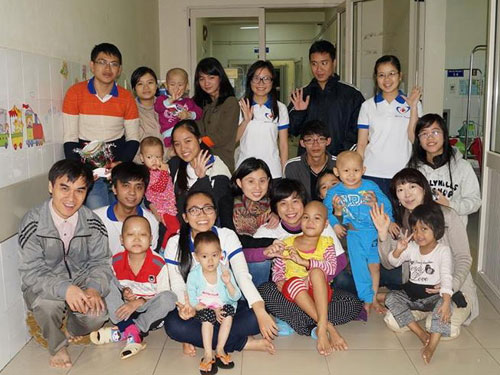 Các thành viên của CLB Blouse Xanh cùng các em nhỏ ở Khoa Nhi Bệnh viện T.Ư Huế trong một buổi sinh nhật tháng - Ảnh: Nhật Linh