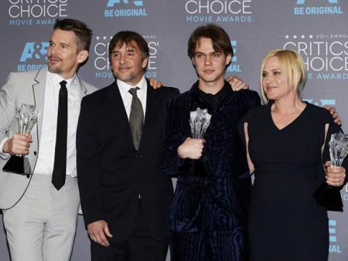 Đoàn phim Boyhood nhận giải Critics Choice Awards 2015 - Ảnh: Reuters
