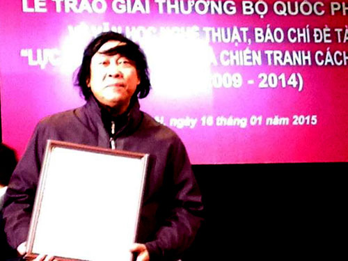 Nhà thơ Nguyễn Việt Chiến nhận giải thưởng - Ảnh: T.C