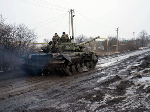 Một chiếc xe tăng của quân chính phủ Ukraine ở làng Tonenke, cách sân bay Donetsk khoảng 5 km - Ảnh: AFP