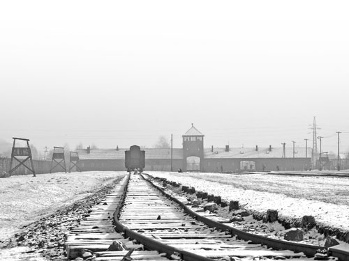 Đối với nhiều người Do Thái, đường dẫn vào trại tập trung Auschwitz-Birkenau là con đường một chiều - Ảnh: AFP