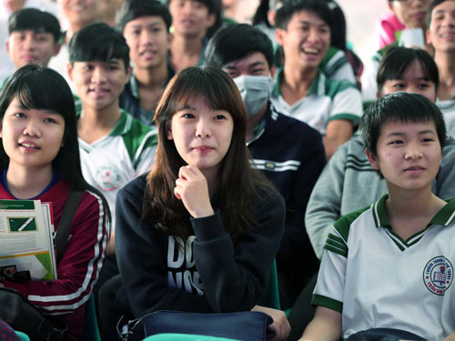 Các học sinh tỉnh Tây Ninh đã nhận được nhiều thông tin mới cập nhật về kỳ thi THPT quốc gia 2015 trong buổi Tư vấn mùa thi do Báo Thanh Niên tổ chức - Ảnh: Đào Ngọc Thạch