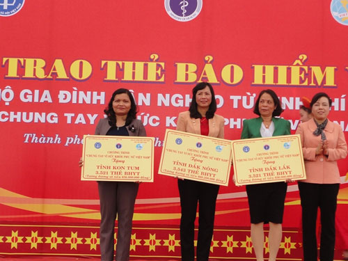 Bộ trưởng Bộ Y tế Nguyễn Thị Kim Tiến trao tượng trưng thẻ bảo hiểm y tế cho các tỉnh Tây nguyên