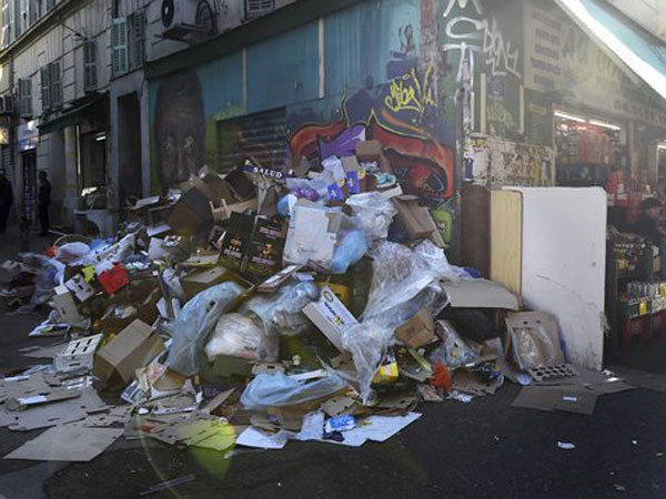 Marseille chìm trong rác