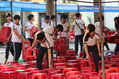 Học sinh Trường THPT Định Quán xếp chỗ ngồi chuẩn bị cho buổi Tư vấn mùa thi diễn ra sáng nay